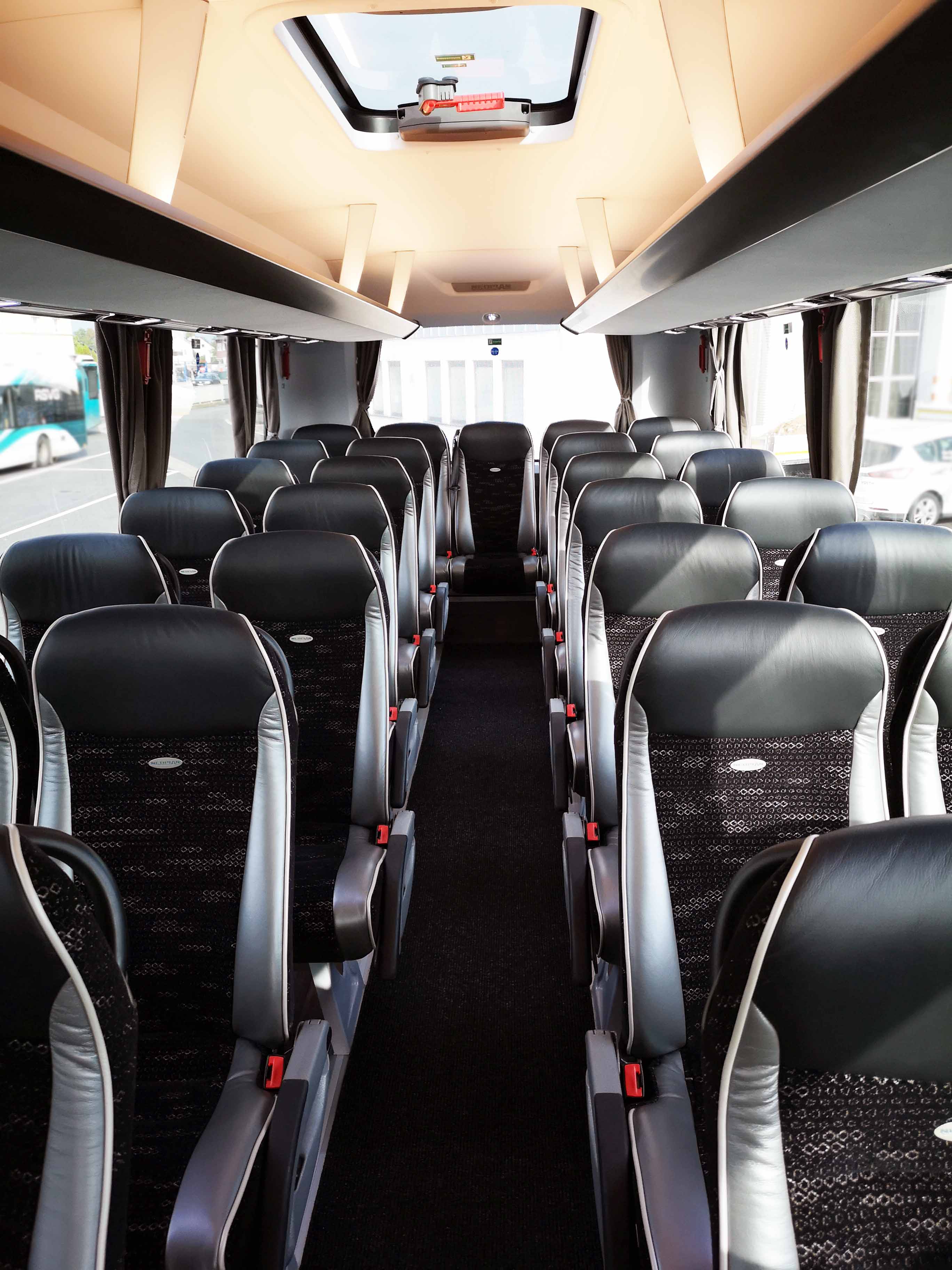 Innenraum des RSVG-Reisebus mit moderner Ausstattung