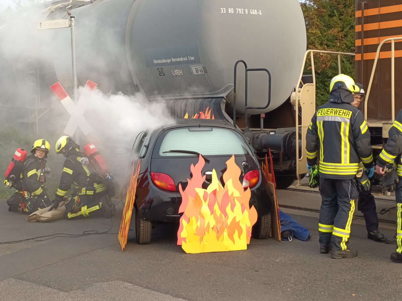 Brennendes Fahrzeug simuliert für Feuerwehrübung