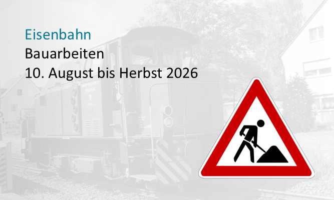 Lok im Hintergrund und Hinweis Bauarbeiten Eisenbahn