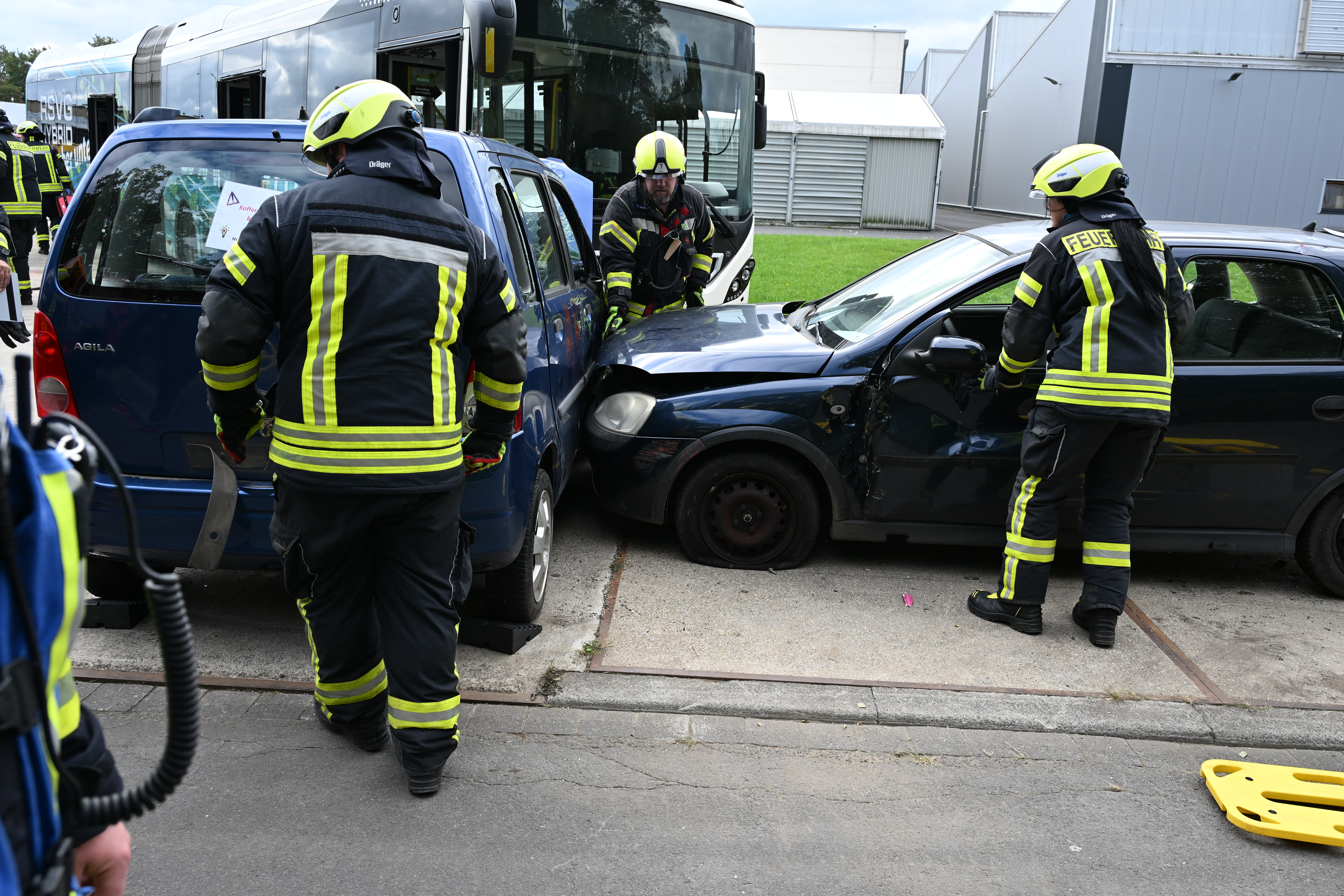 Zwei ineinandergefahrene Fahrzeuge simuliert für Feuerwehrübung