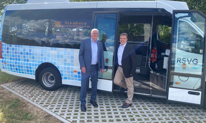 Landrat Schuster und Geschäftsführer Otto vor einem Kleinbus der Linie 509