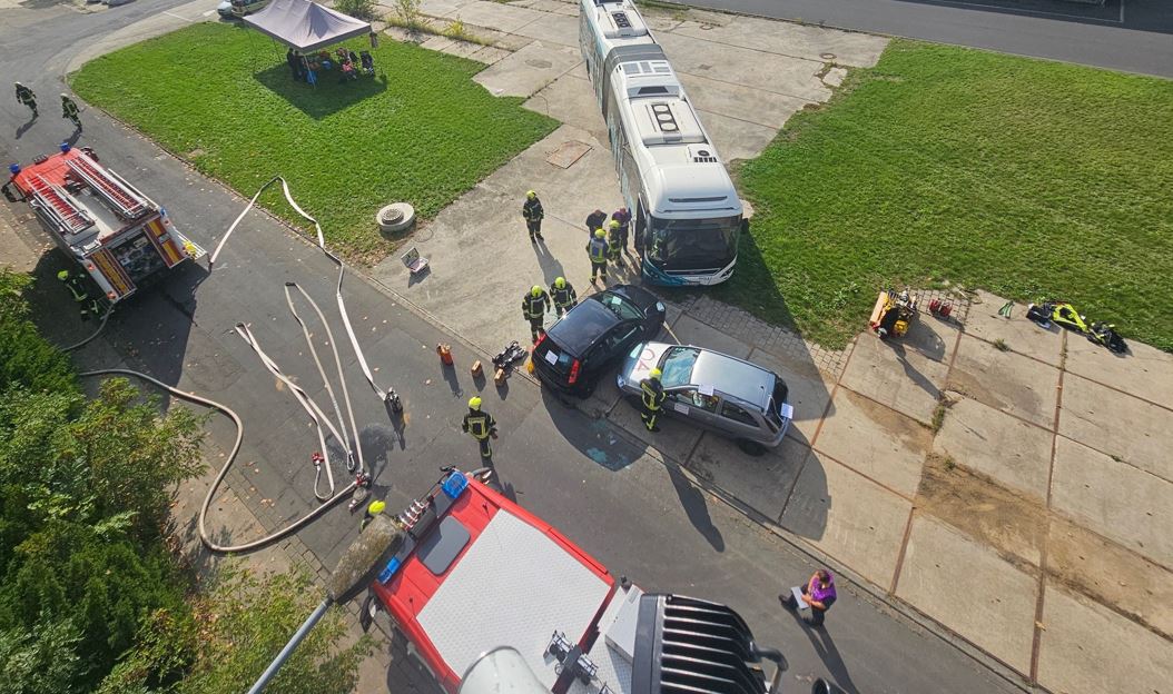 Bus und zwei Fahrzeuge von oben bei Einsatzübung der Feuerwehr